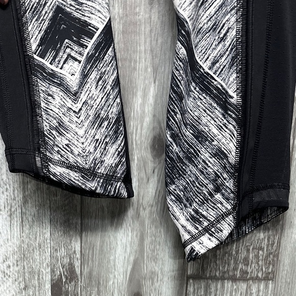 ⭐️Lululemon Hot To Street Crop in Heat Wave White Black / Black [783] - Picture 6 of 9